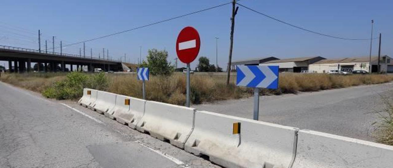 Acceso cortado que impide la conexión de la CV-36 con el Camí Vell de Torrent.