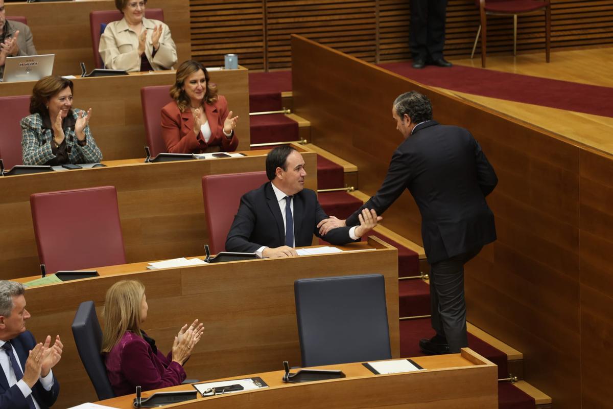 Saludo entre Pastor, síndic del PP, y el candidato Pérez Llorca en el pleno de investidura