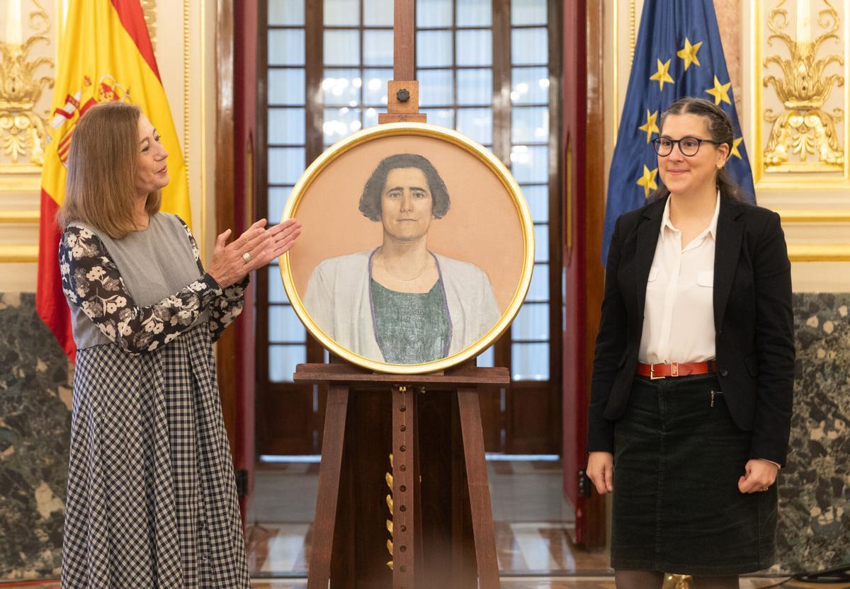 La presidenta del Congreso, Francina Armengol, en el acto de la colocación del retrato circular de la sufragista española Clara Campoamor. Tras el de la impulsora del voto femenino se colocarán los tondos de la 'Pasionaria' y otras siete diputadas de la II República POLITICA EDUARDO PARRA - EUROPA PRESS