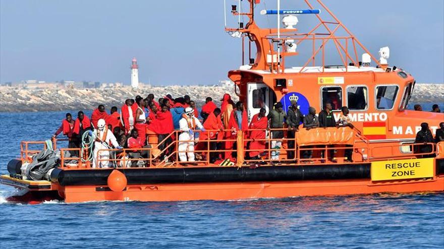 Rescatan a cien inmigrantes en el mar de Alborán