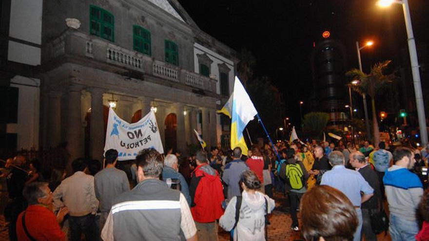 Protesta ante la Delegación del Gobierno central en Canarias, anoche.