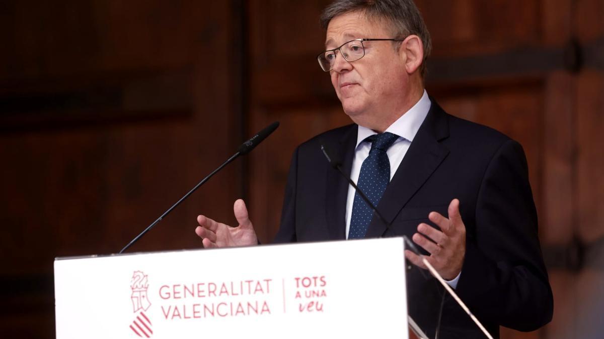 Ximo Puig con los representantes de Volkswagen durante la presentación del proyecto.