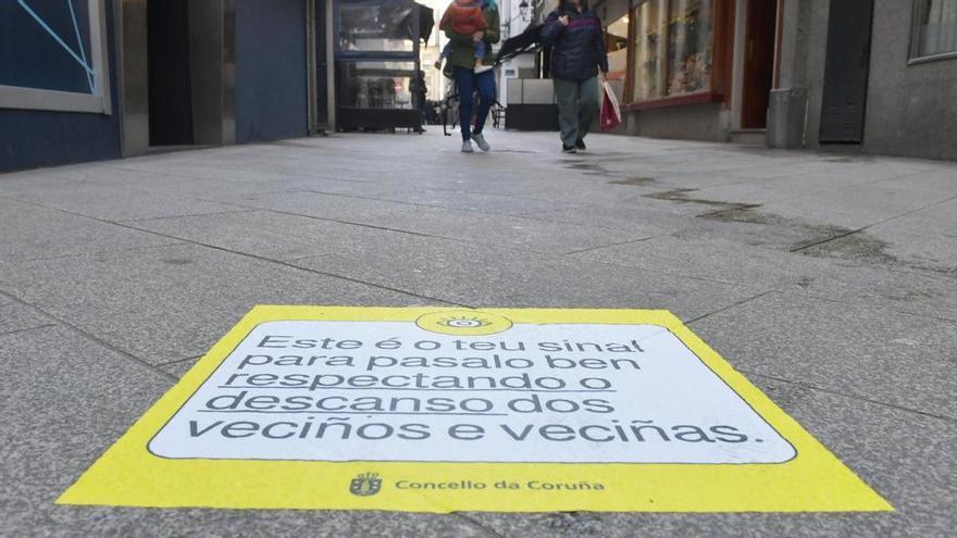 A Coruña llena sus calles con carteles para frenar los excesos del ocio nocturno: "Shhh"