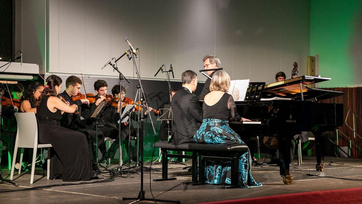 Un moment del recital de Solistes de Catalunya, Carles Lama i Sofia Cabruja al piano i la batuta de Marc Moncusí
