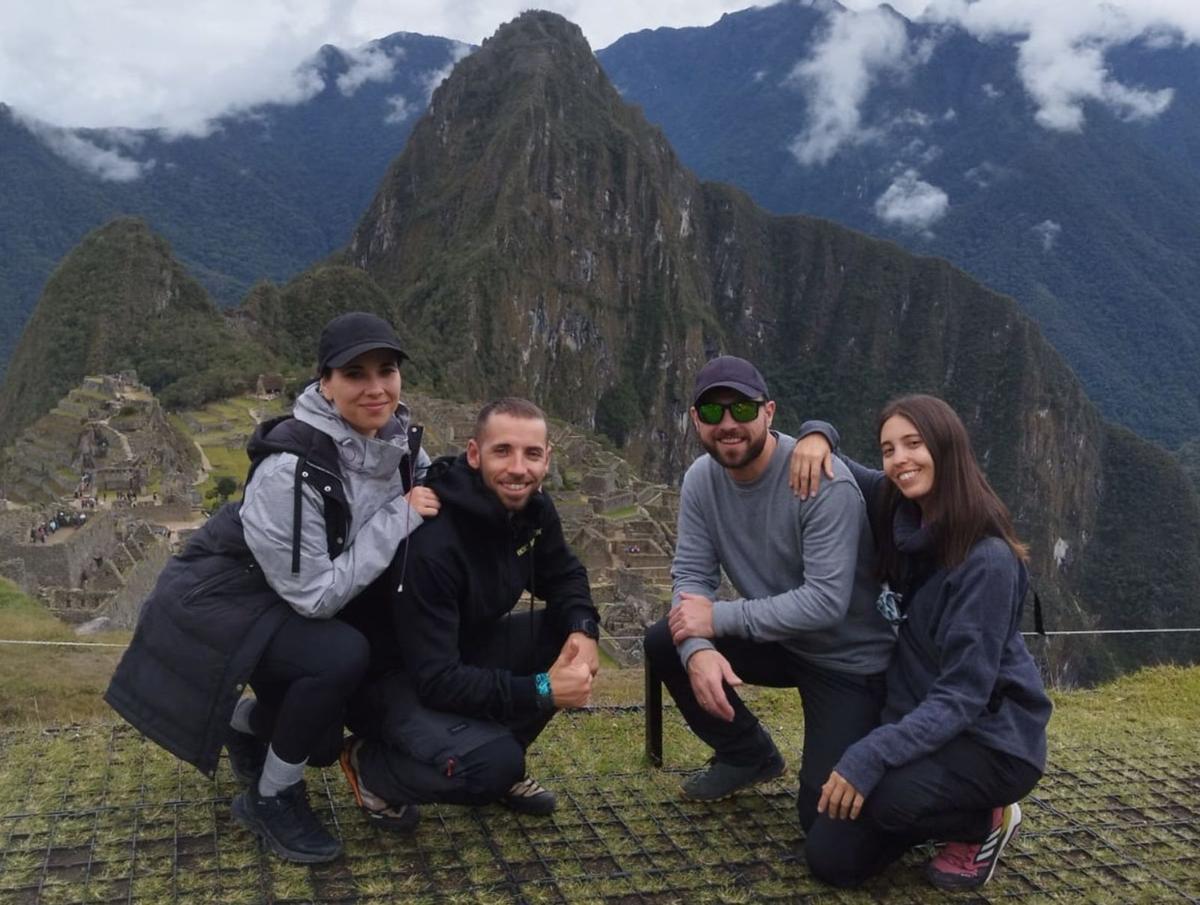 Tania Míguez, Luis Ángel Carbia, Iago Saborido y Tania Domínguez posan en el Machu Picchu, justo antes de que comenzasen las revueltas.