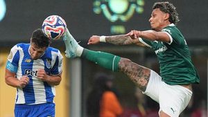 El colombiando Richard Ríos en un acción con el español Iván Marcano