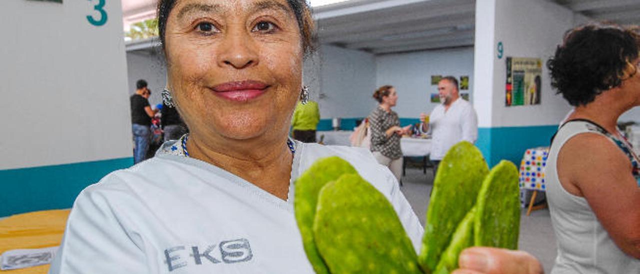 La mexicana Araceli Castro Rosas con cinco pencas frescas.