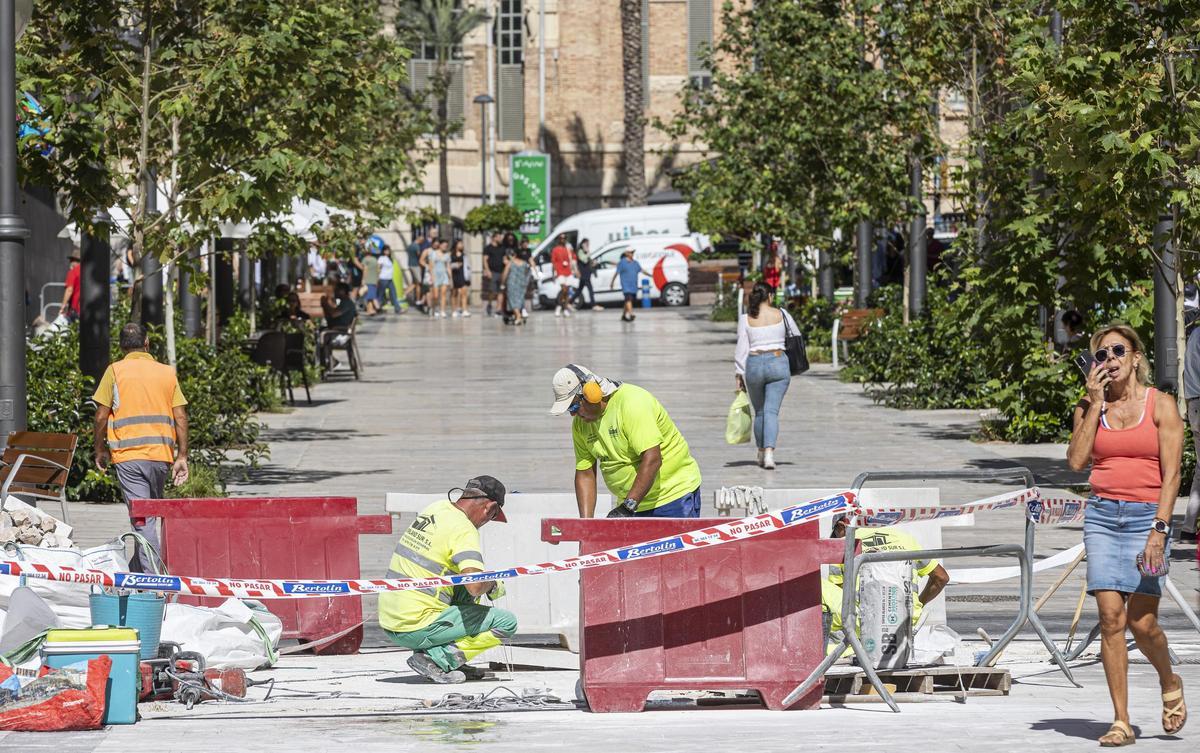 Las obras han vuelto, una vez más, a la avenida de la Constitución en una obra pendiente aún de entregar al Ayuntamiento
