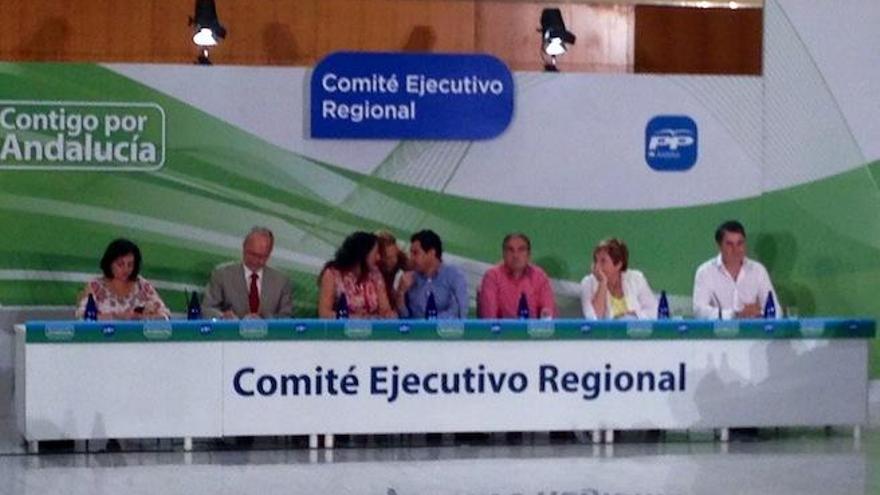 Mesa de la nueva Ejecutiva Regional esta mañana.