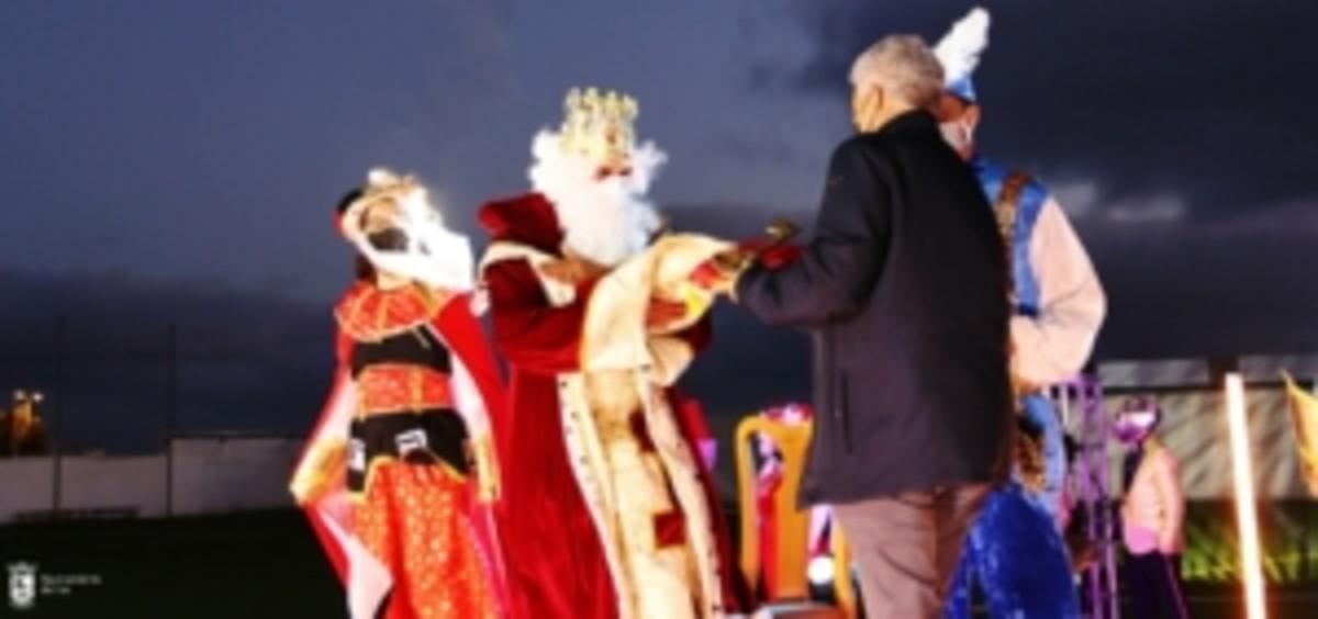 José Juan Cruz entrega la lleve del municipio a los Reyes Magos de Oriente en 2022.