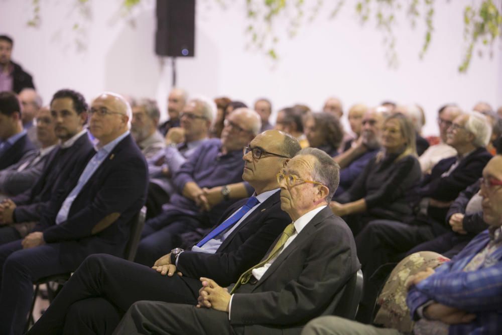 Decenas de profesores y alumnos del CEU, germen de la Universidad de Alicante, se reencuentran en un emotivo acto organizado en el campus.