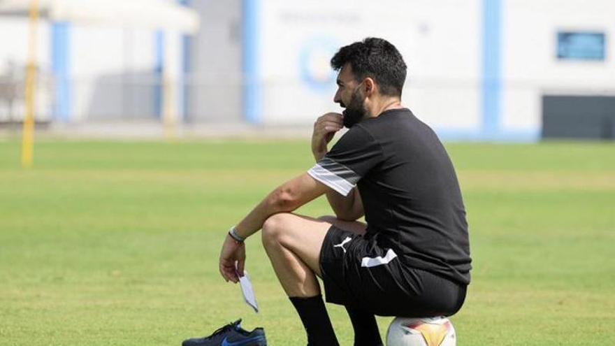 Fernández Romo, técnico de la UD Ibiza: «La valoración del primer amistoso es moderada, hay que dar tiempo al trabajo»