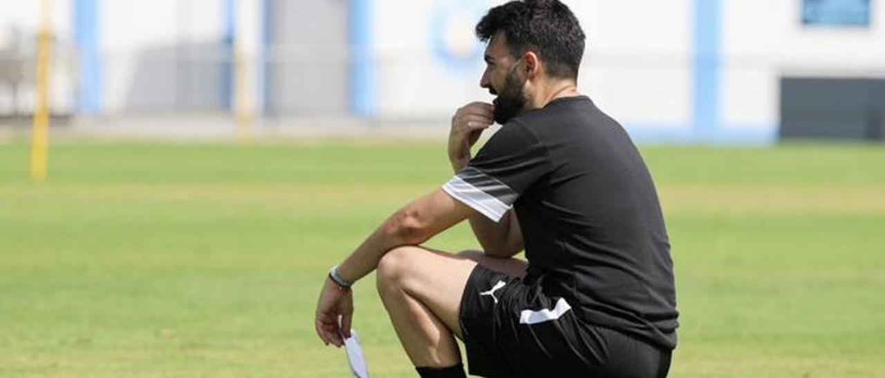 Guillermo Fernández Romo, entrenador de la UD Ibiza, sigue atento la evolución del trabajo de su equipo en un entrenamiento.