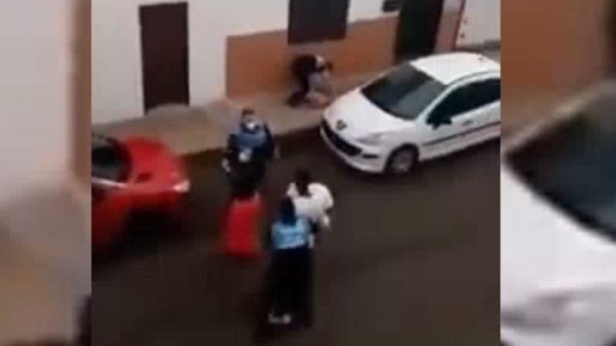 Otro vídeo muestra una detención de la Policía de Arrecife, entre insultos, a una joven