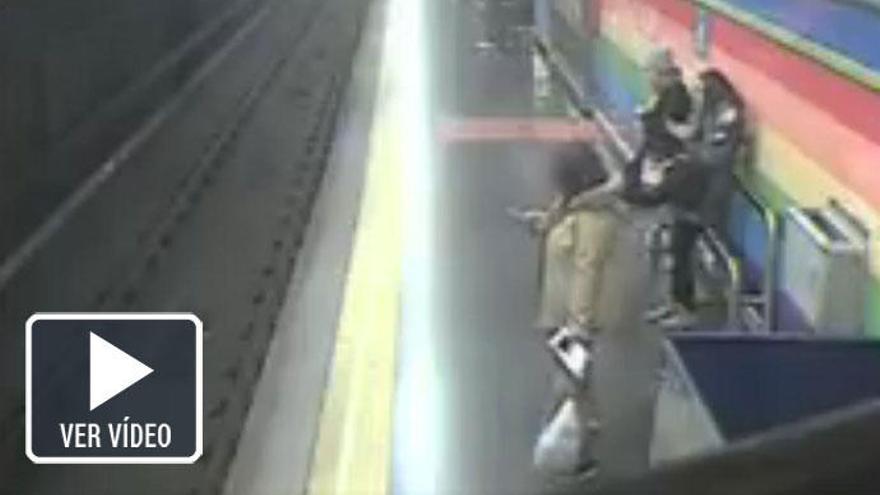 Un policía fuera de servicio salta a las vías del Metro para salvar a un hombre