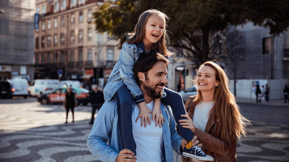 La nueva ayuda de 200 euros por hijos menores nace con carácter universal: para todas las familias independientemente de su nivel de renta.