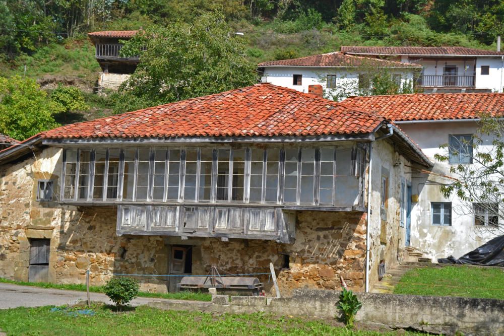 Los vecinos del pueblo de Prámaro, orgullosos de las dos capillas que tienen dedicadas a la Virgen de los Remedios y al Ángel de la Guarda