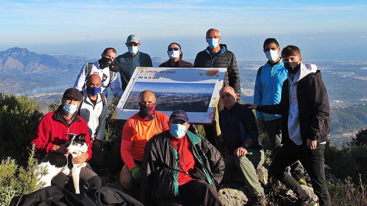 Un panel didáctico explica la magnífica vista panorámica de la cima de la Safor