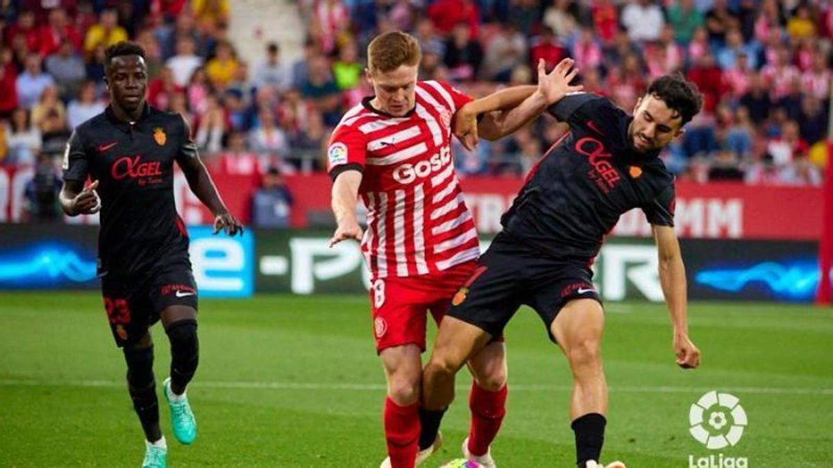 Morlanes pelea por el balón con Tsygankov.