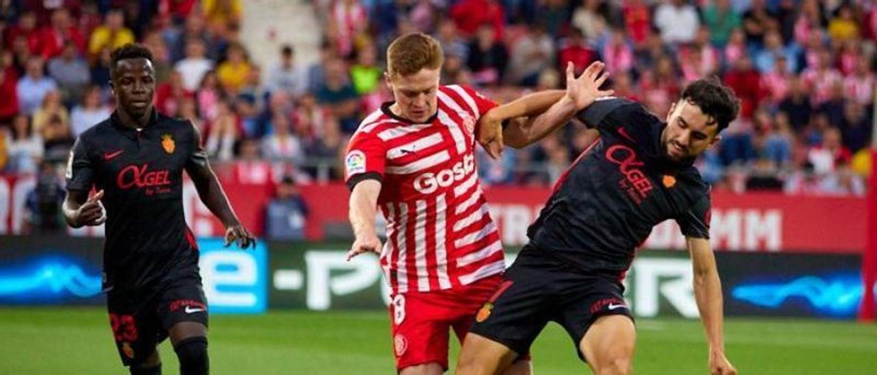 Morlanes pelea por el balón con Tsygankov.