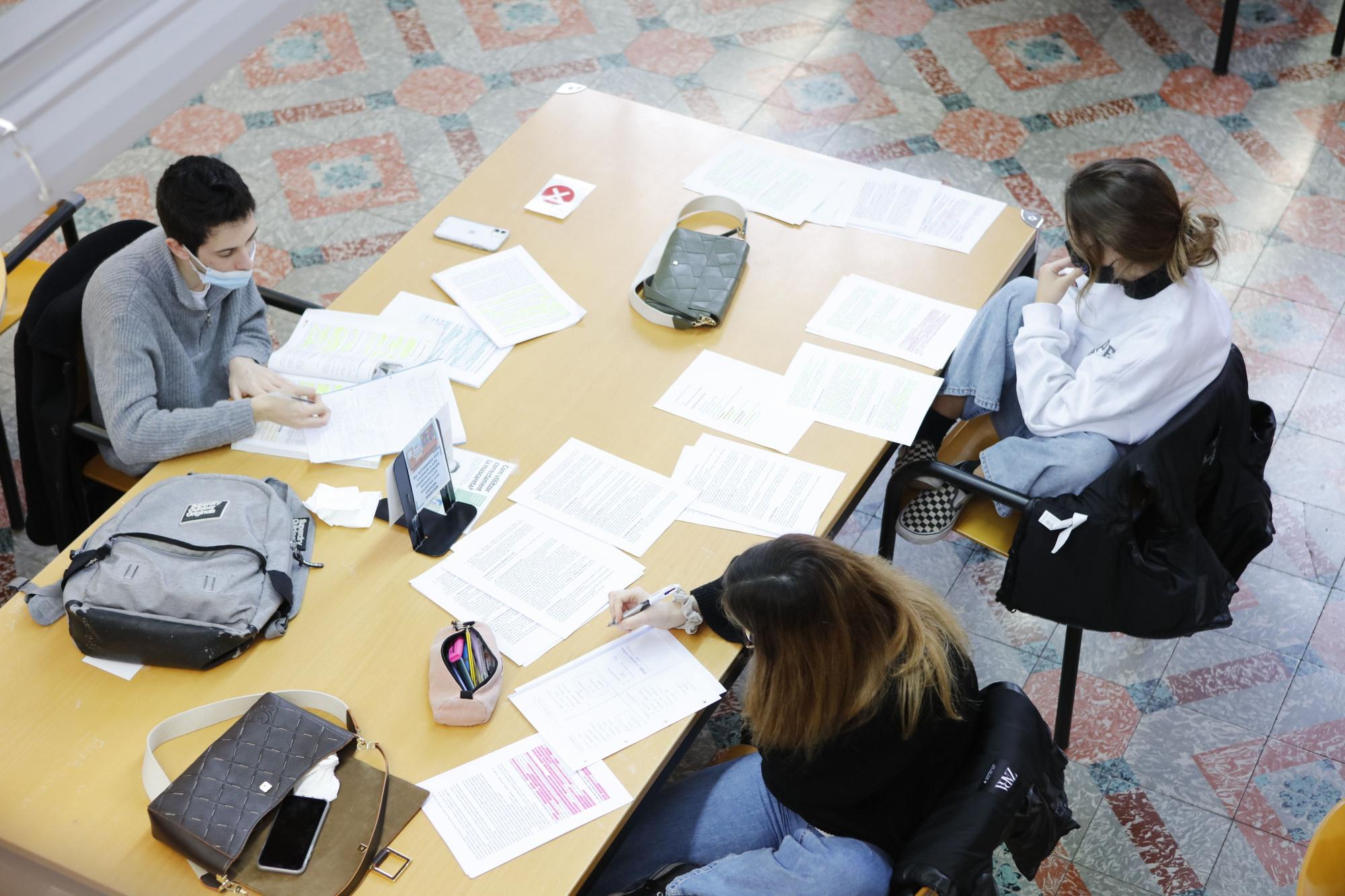 Viele jungen Menschen kommen zum Lernen in die Bibliothek. Bücher leihen sie dabei aber nicht.