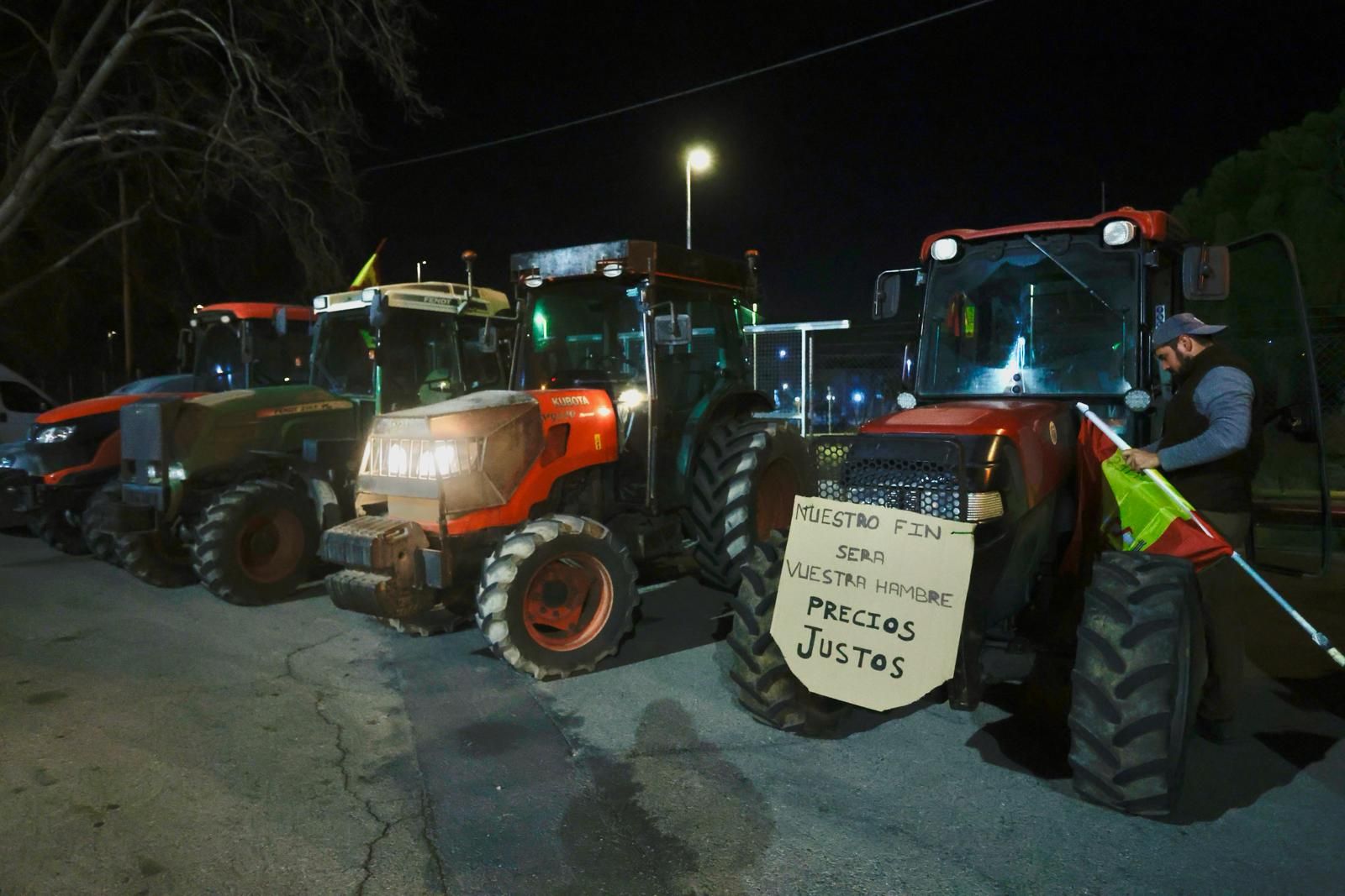 Una caravana de tractores irrumpe en dirección a València