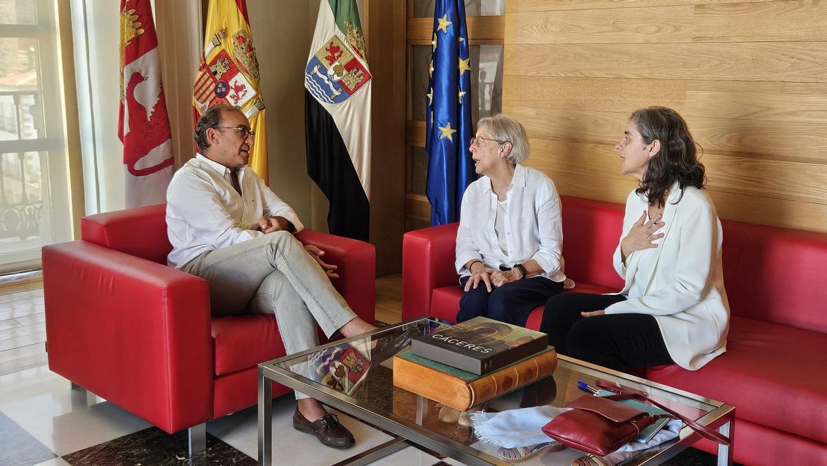 Rafa Mateos junto a la madre Gracia Gil, superiora provincial de las Hermanas Carmelitas de la Caridad de la Provincia Vedruna de Europa, y la madre Inmaculada Eibe, miembro del Equipo Provincial, en alcaldía.