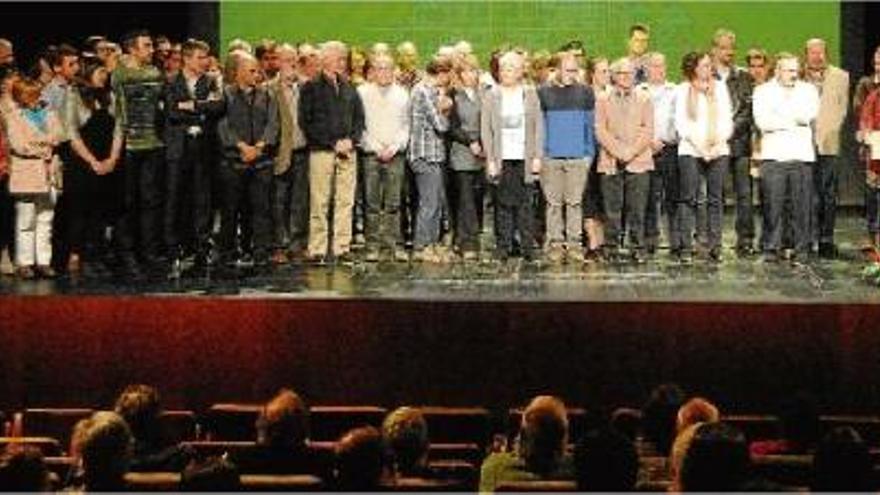 Candidats d&#039;Esquerra al Solsonès dalt de l&#039;escenari del Teatre Comarcal en l&#039;acte de posada de llarg que es va fer ahir al vespre