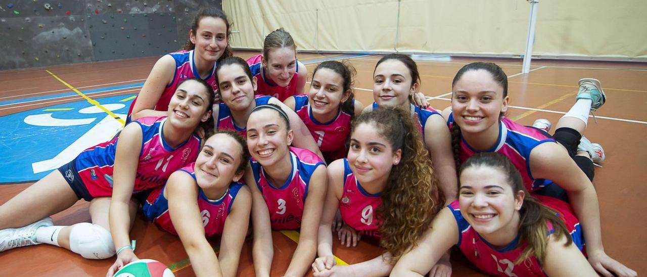 Las jugadoras de los equipos juvenil y cadete de La Curtidora, en el entrenamiento que tuvieron este miércoles preparatorio de la fase nacional a disputar la próxima semana. | María Fuentes