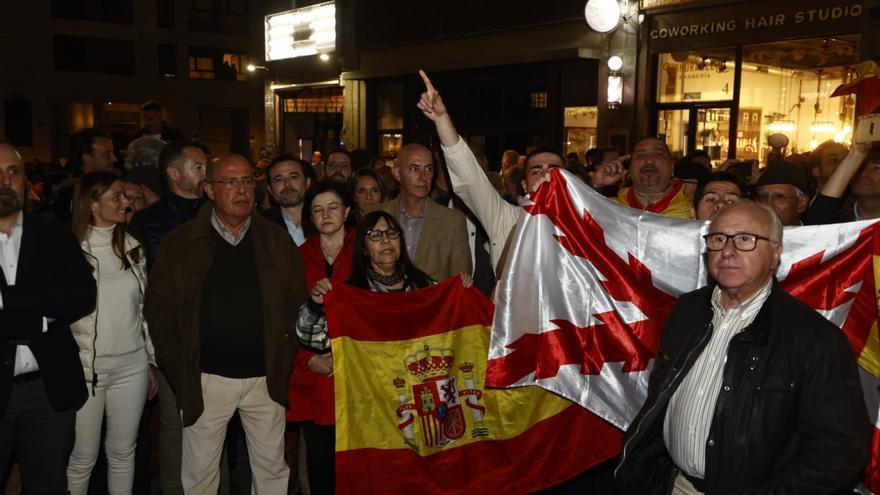 Los manifestantes se concentran por cuarta noche consecutiva frente a la sede del PSPV en València