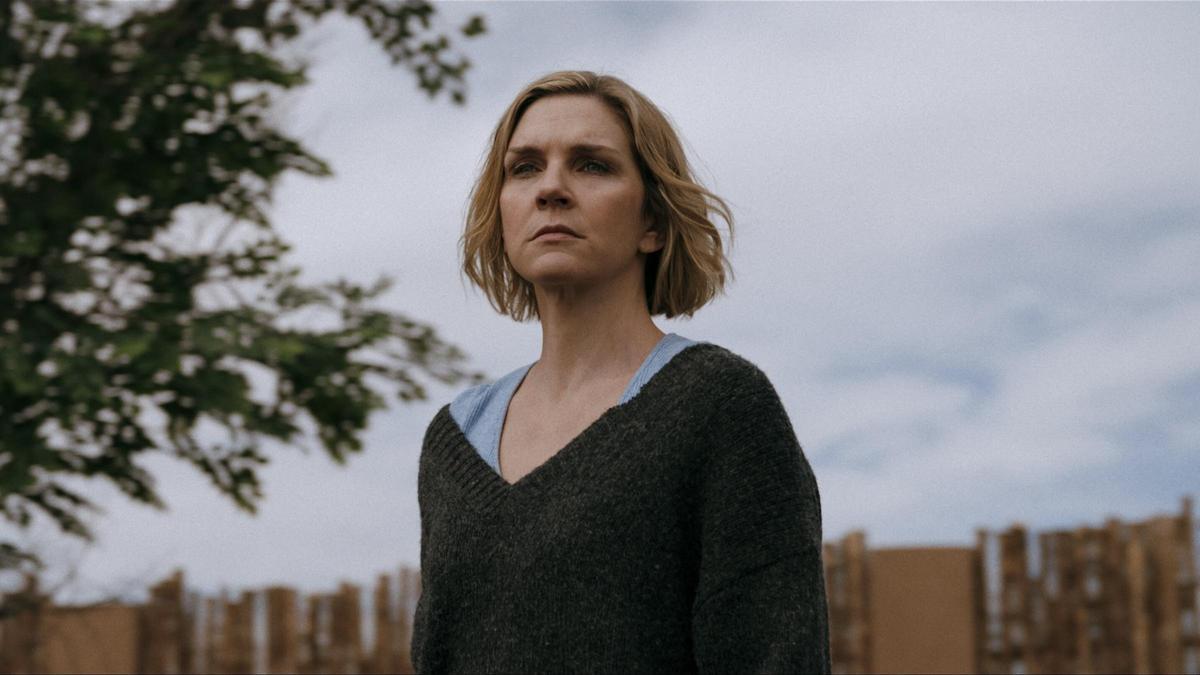 Rhea Seehorn (Carol Sturka) en una imagen de la serie 'Pluribus'