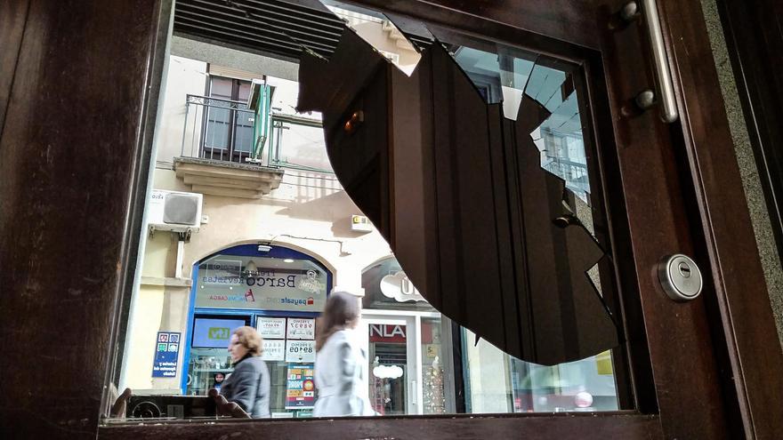 Vandalismo en un portal situado frente a una discoteca de Plasencia