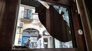 Vandalismo en un portal situado frente a una discoteca de Plasencia