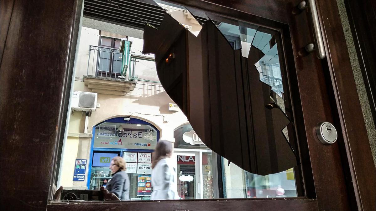 Cristal roto por vandalismo en una calle de Plasencia, frente a una discoteca.