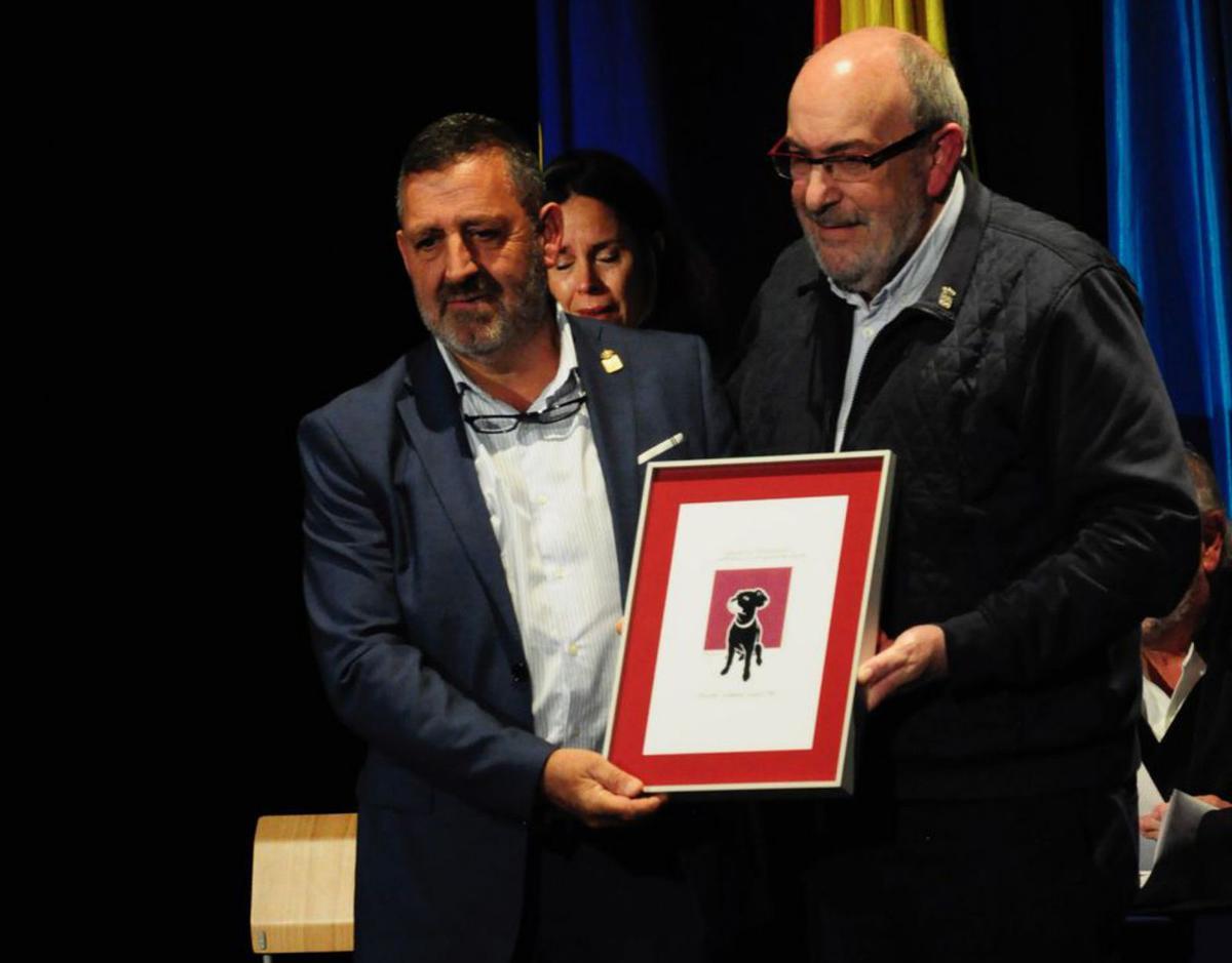 Jimi recibe de Jaime Menéndez Corrales el premio «Asturiano de braveza» de 2019, que le concedió la asociación «Yumper» por su altruismo.