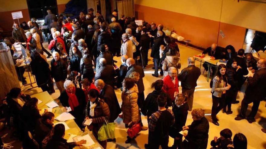 Decenas de personas en un colegio electoral de la capital, el pasado diciembre.