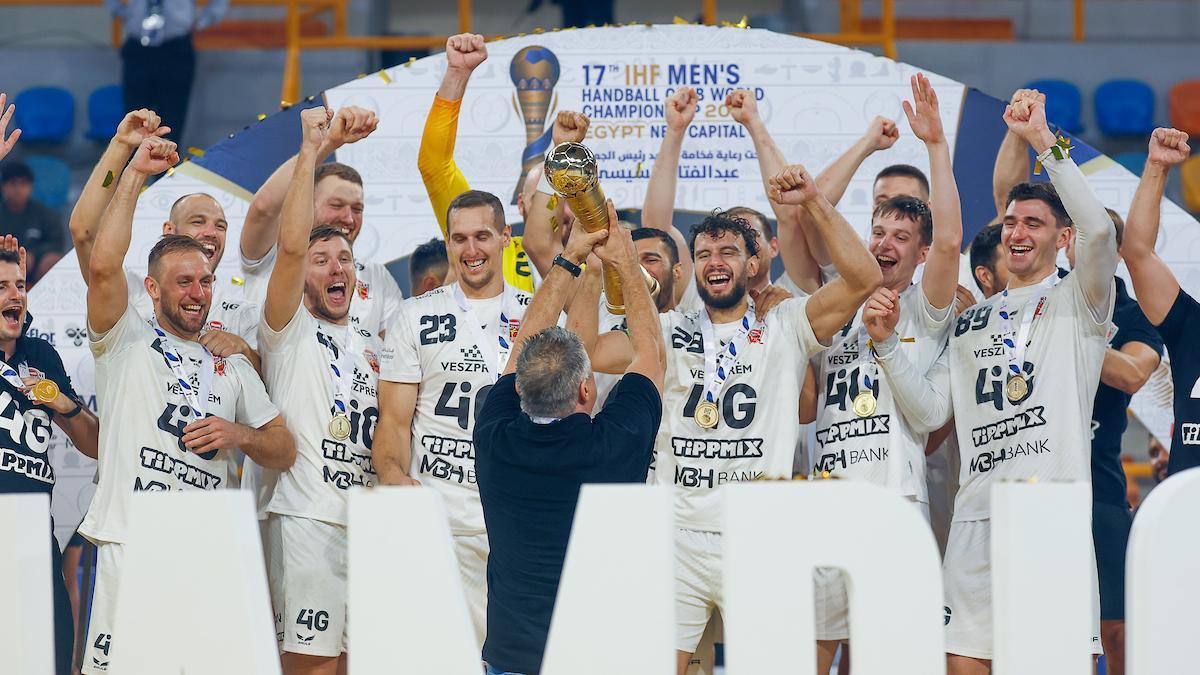 Xavi Pascual levanta el título mundial frente a sus jugadores