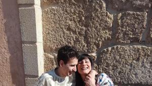 Chus Domínguez y Manuel Sío, con su hijo, Ruí, en el centro de día de APAMP en Vigo.