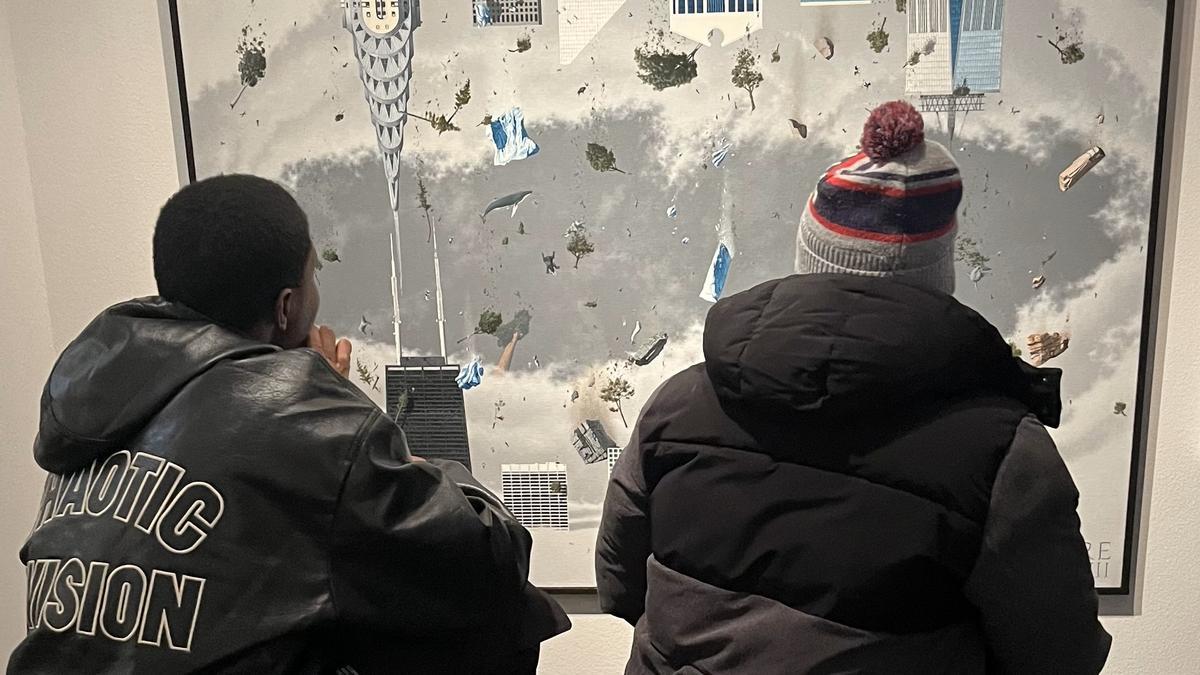 Visita a una exposición en Zaragoza de las personas atendidas en el área de idiomas de Accem.