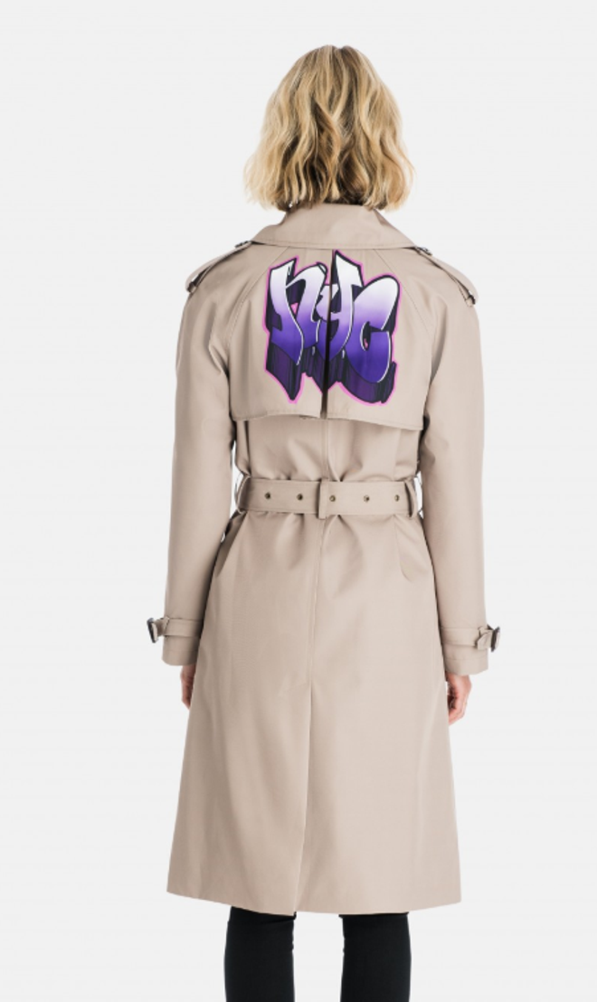 Parte trasera del trench con doble graffitti estampado de la marca London Fog diseñado por Jeremy Scott que ha llevado Heidi Klum