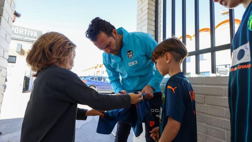 Rubén Baraja firma camisetas, ayer en la ciudad deportiva. | FRANCISCO CALABUIG