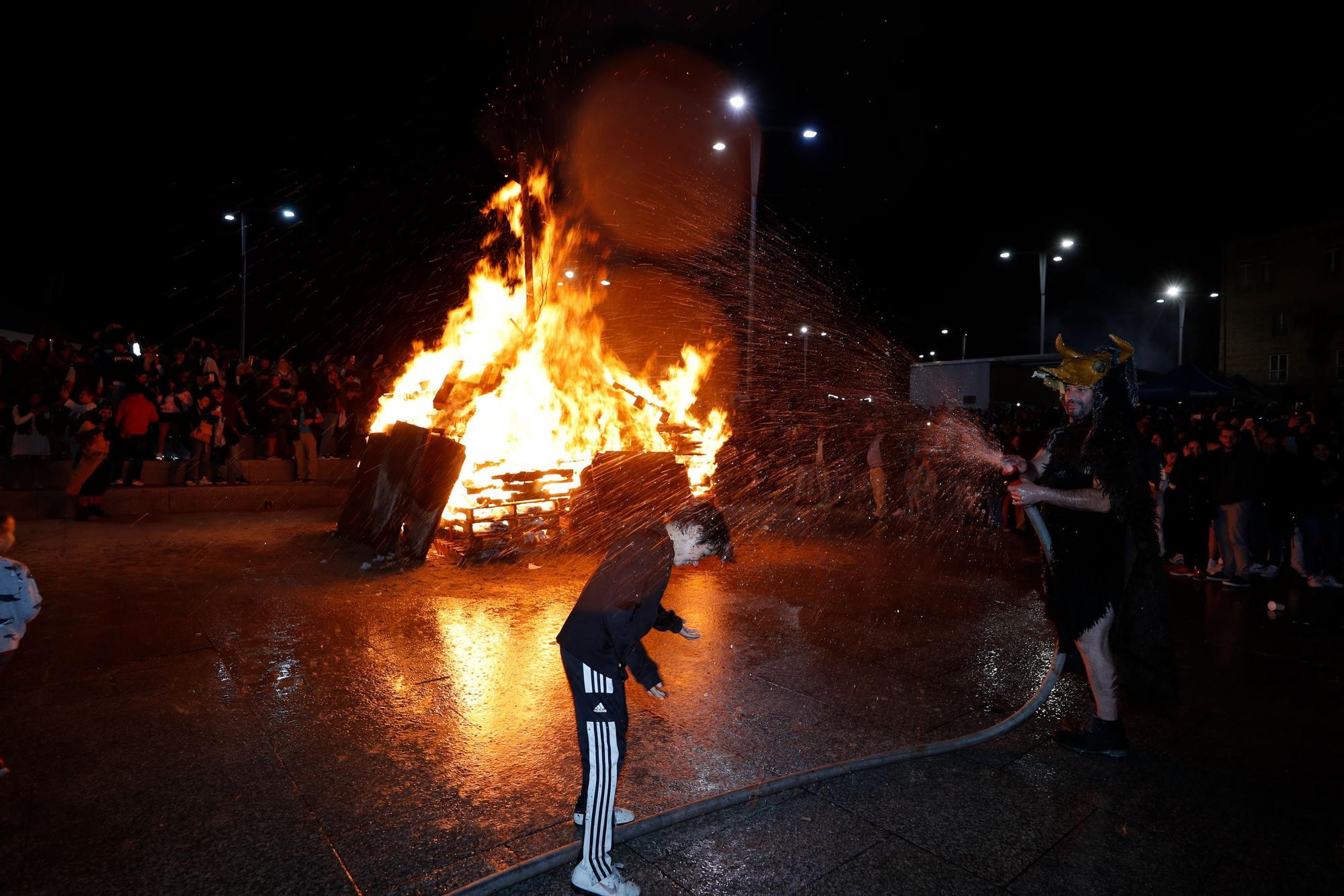 Miles de personas llenaron O Berbés durante la noche