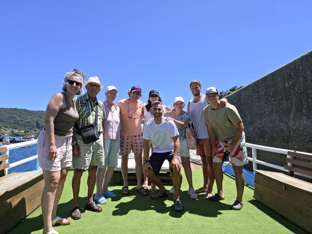 Grupo de navegantes, con Fito en el centro de la imagen.