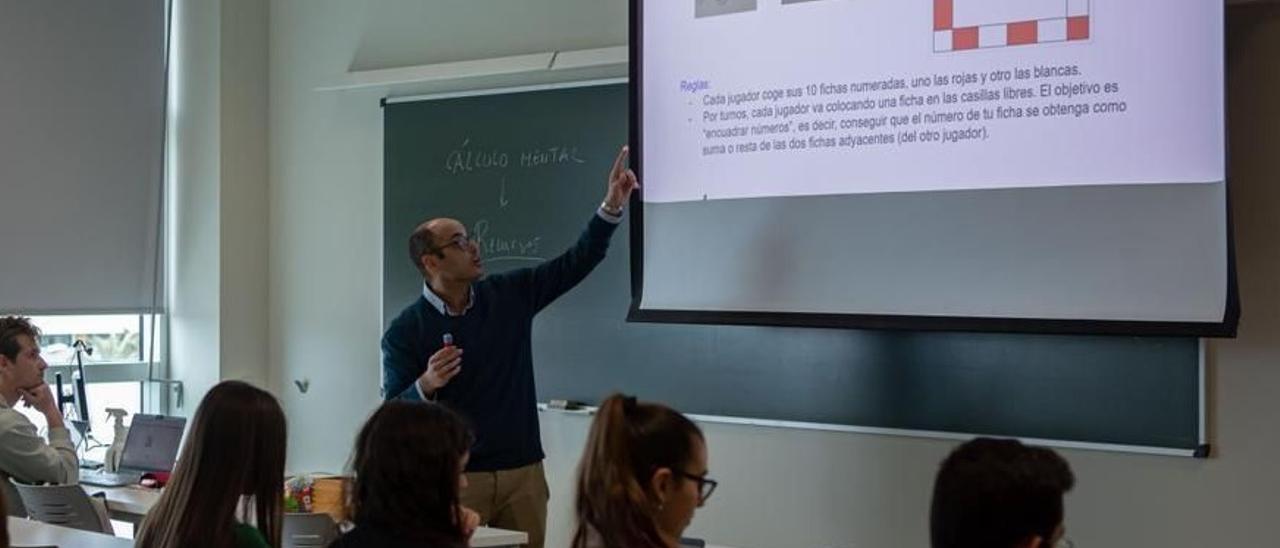 Clase de didáctica de las matemáticas en el facultad de magisterio de la Universitat de València.