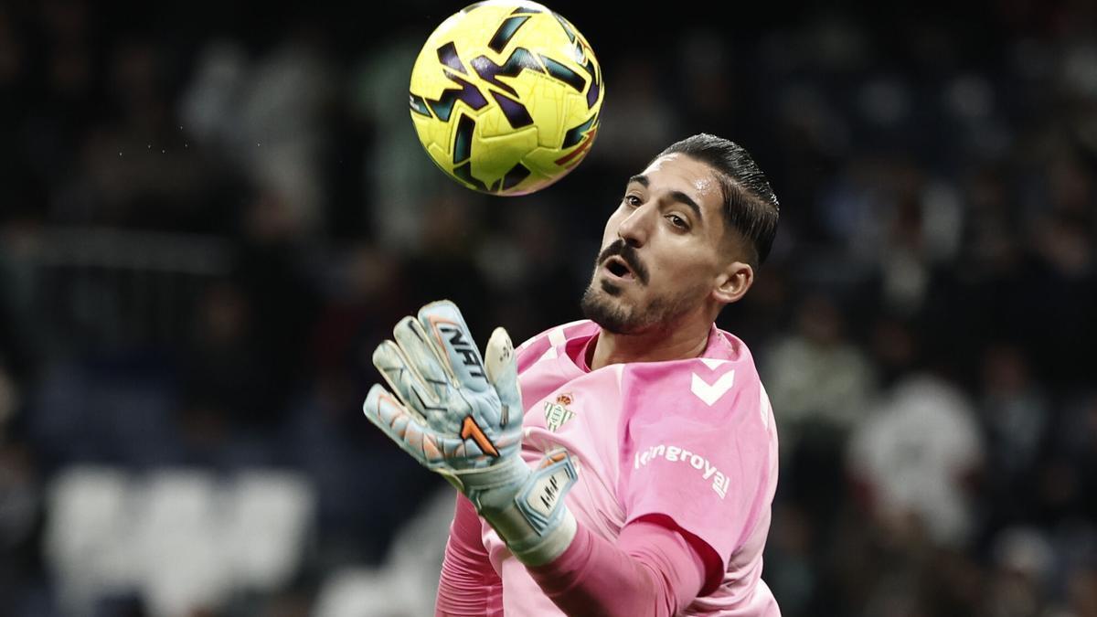 El portero del Betis Álvaro Vallés en el calentamiento.