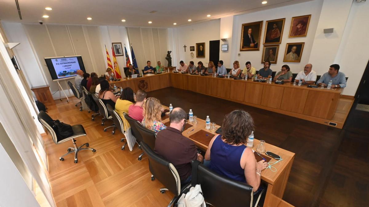Foto del pleno de este lunes en Vila-real, en la que han apartado a la izquierda de la mesa la silla que hasta ahora ocupado Javier Serralvo.