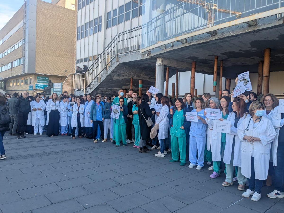 Concentración a las puertas del Miguel Servet en la primera jornada de huelga de médicos, este martes.