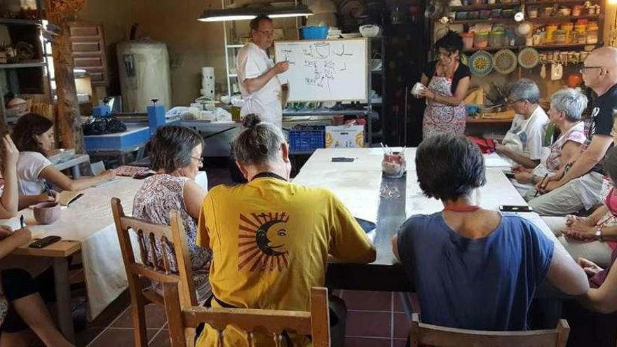 Curso de esmaltes &quot;Shino&quot;, de origen oriental, que se desarrolla en el taller de cerámica de Gamones.