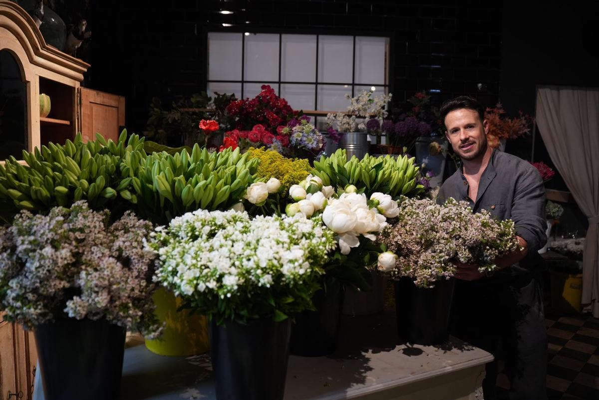 Luis Nevado, gerente de Pinsapo, con las flores que llevará a Roma.