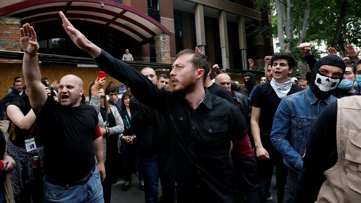 Grupos ultras protestan contra las reivindicaciones de un grupo de manifestantes que demandan más libertad sexual y en la legislación sobre drogas.